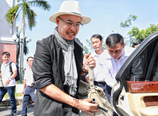 Tại sao Chủ tịch Đặng Lê Nguyên Vũ luôn mang khăn rằn và người mẫu, hoa hậu chụp ảnh quảng cáo cho tập đoàn đều bận đồ đen trắng? - Ảnh 2.