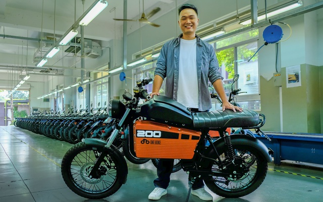 Bất ngờ: Dat Bike "flex" cha đẻ ChatGPT chính là một trong những người đầu tiên lái thử chiếc xe điện Việt- Ảnh 2.